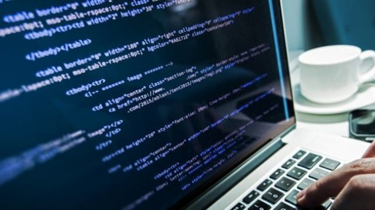 Casus yazılımının CHP'yi izlemek üzere kullanıldığı iddia edilmişti. Vekillerin cep telefonlarına bulaştırdığı ortaya çıkmıştı. Yazılım şirketine şok baskın