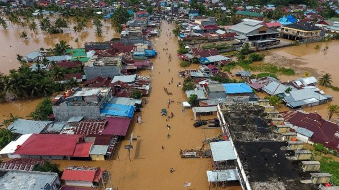 350 evi su bastı. Halk perişan
