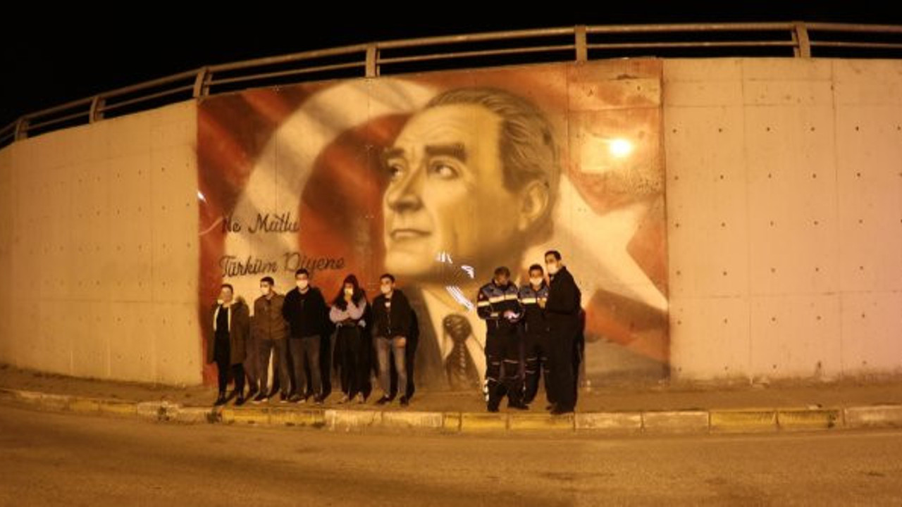 Türkeş Erbakan’ın resmini sildiler sıra Atatürk’e gelince Valilik devreye girdi. Büyük rezillik