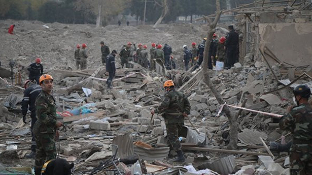Ermenistan’ın katliamına sessiz kalan Elif Şafak’a böyle tepki geldi