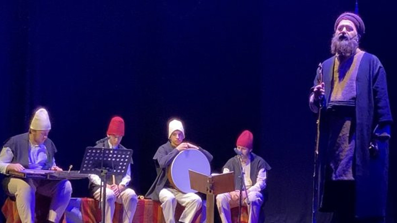 Gel Gör Beni Aşk Neyledi adlı oyun tiyatroseverlerle buluştu