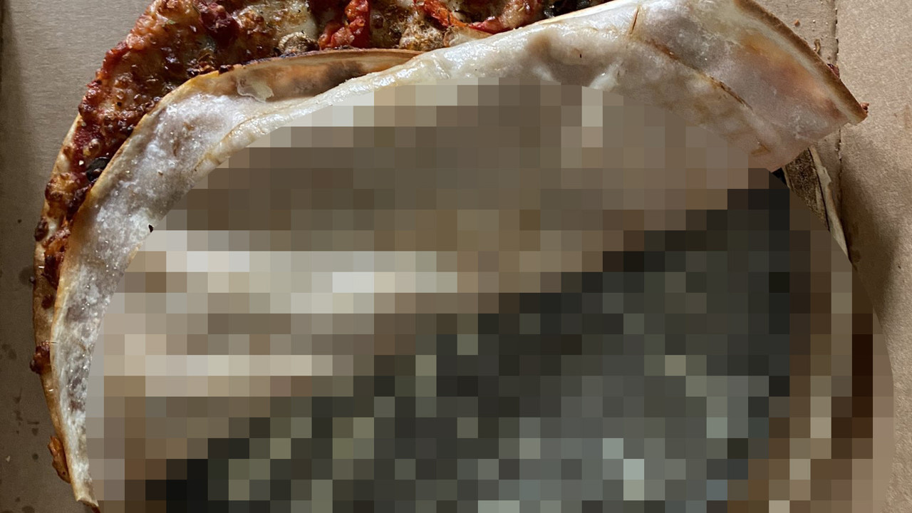 Şarkıcı Alya'nın siparişinden bu çıktı. Yarısı pizza, sorun bu kısmında.