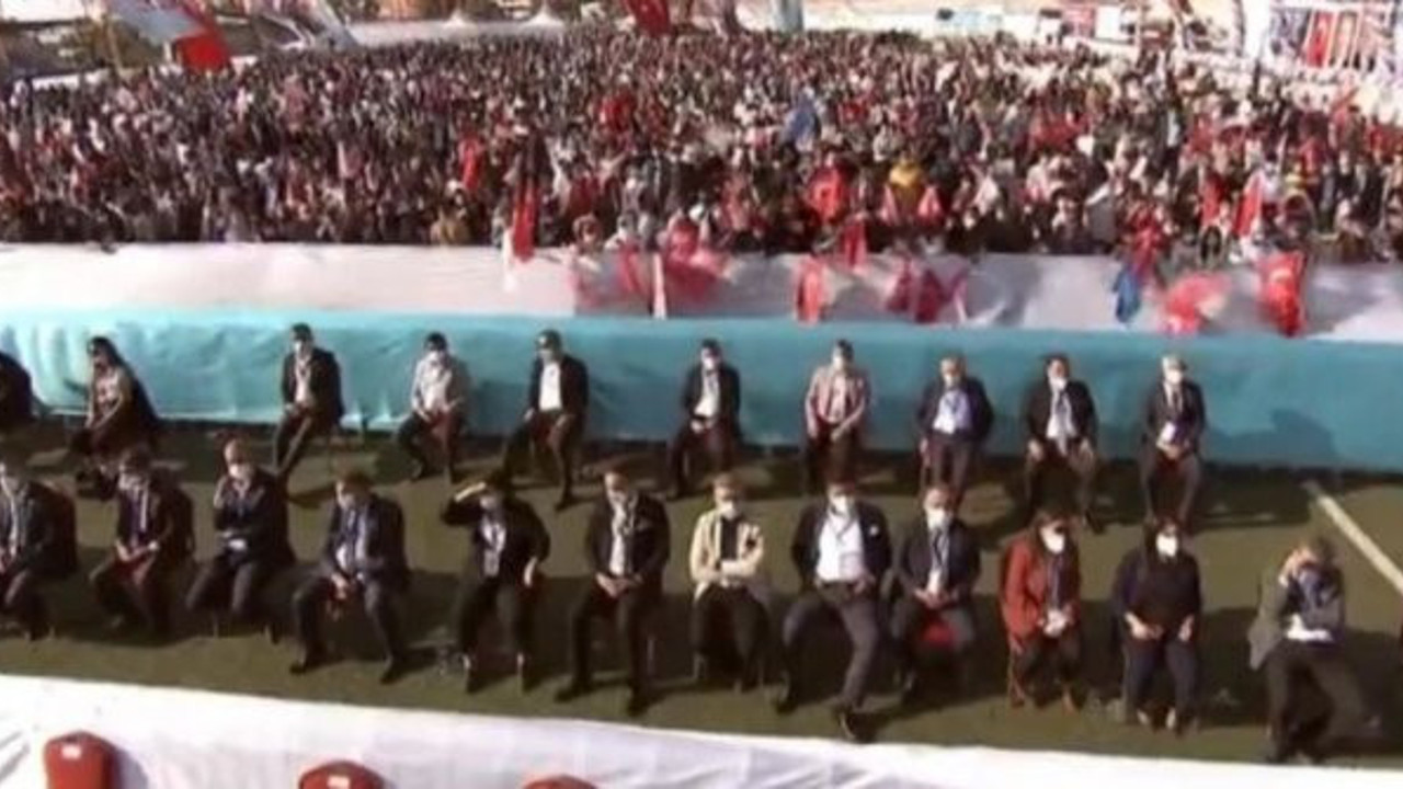 İçişleri Bakanı Süleyman Soylu genelgesine kendi de uymadı, protokole sosyal mesafe var da vatandaşa neden yok