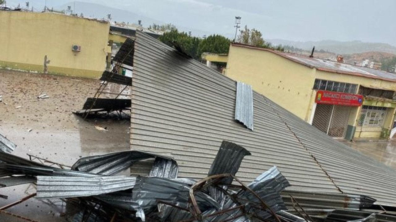 Antalya'yı fırtına hallaç pamuğu gibi attı: 1 ölü. Korkudan kimse dışarı çıkamadı. Kumluca 3 dakikada kabusu yaşadı