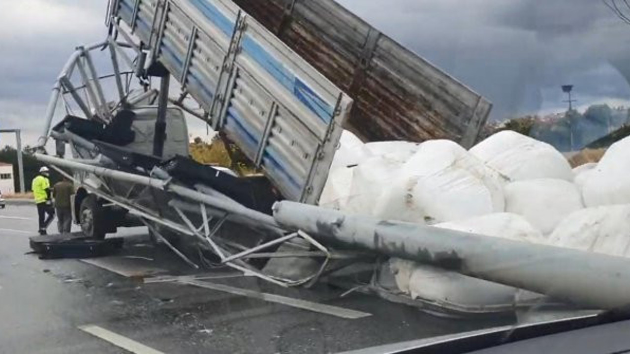 Açık unutulan damper yerinden söktü yerlerde sürükledi