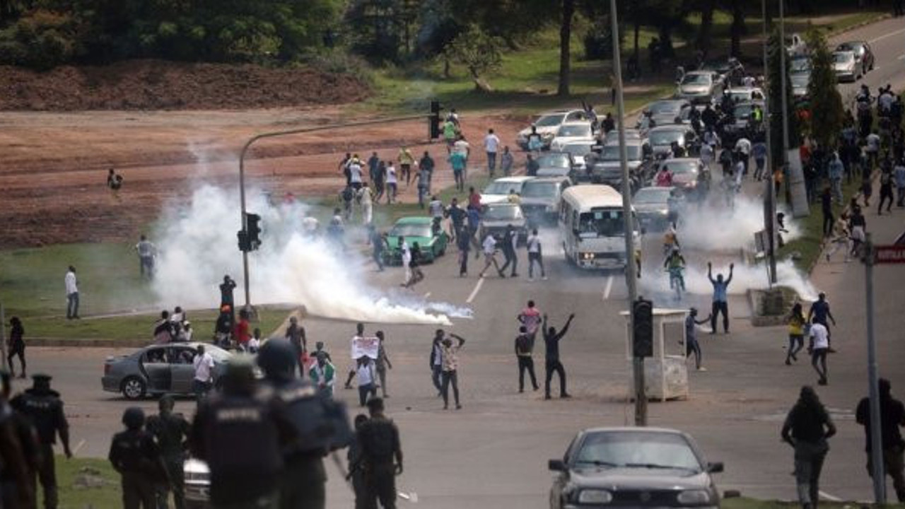 Polis şiddeti gösterisinde 15 ölü