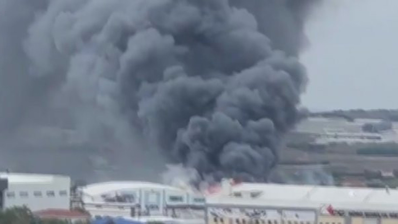 Silivri'deki fabrikada kara dumanlar tüttü