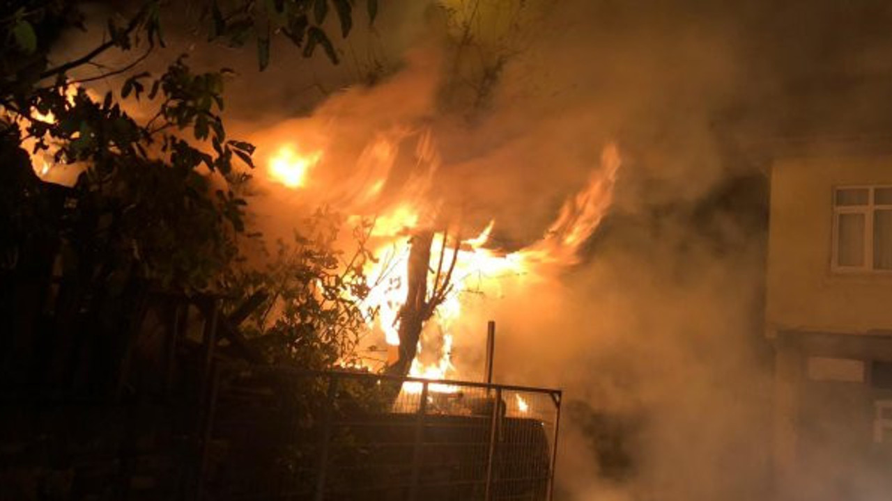 Kocaeli'nde odunlukta çıkan yangının evlere sıçramasını vatandaşlar önlendi