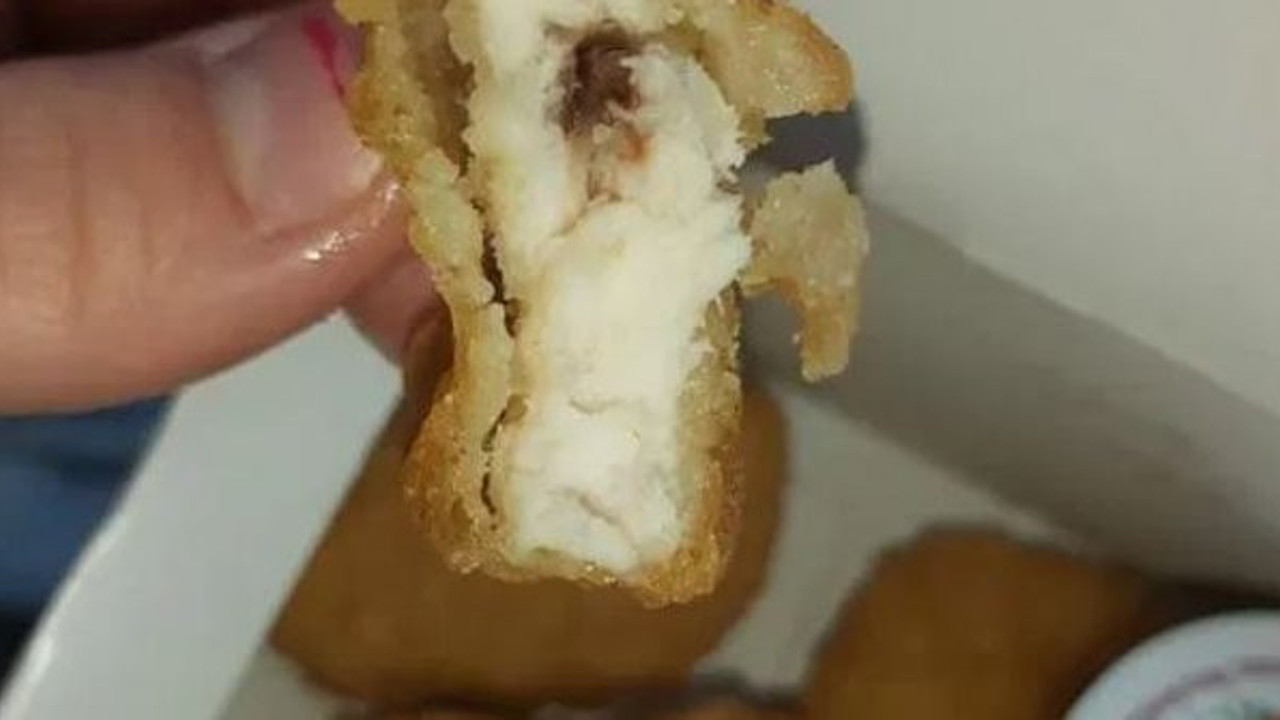 Tavuğun içinden canlı olarak çıktı! Genç kadın kıvrana kıvrana hastaneye koştu