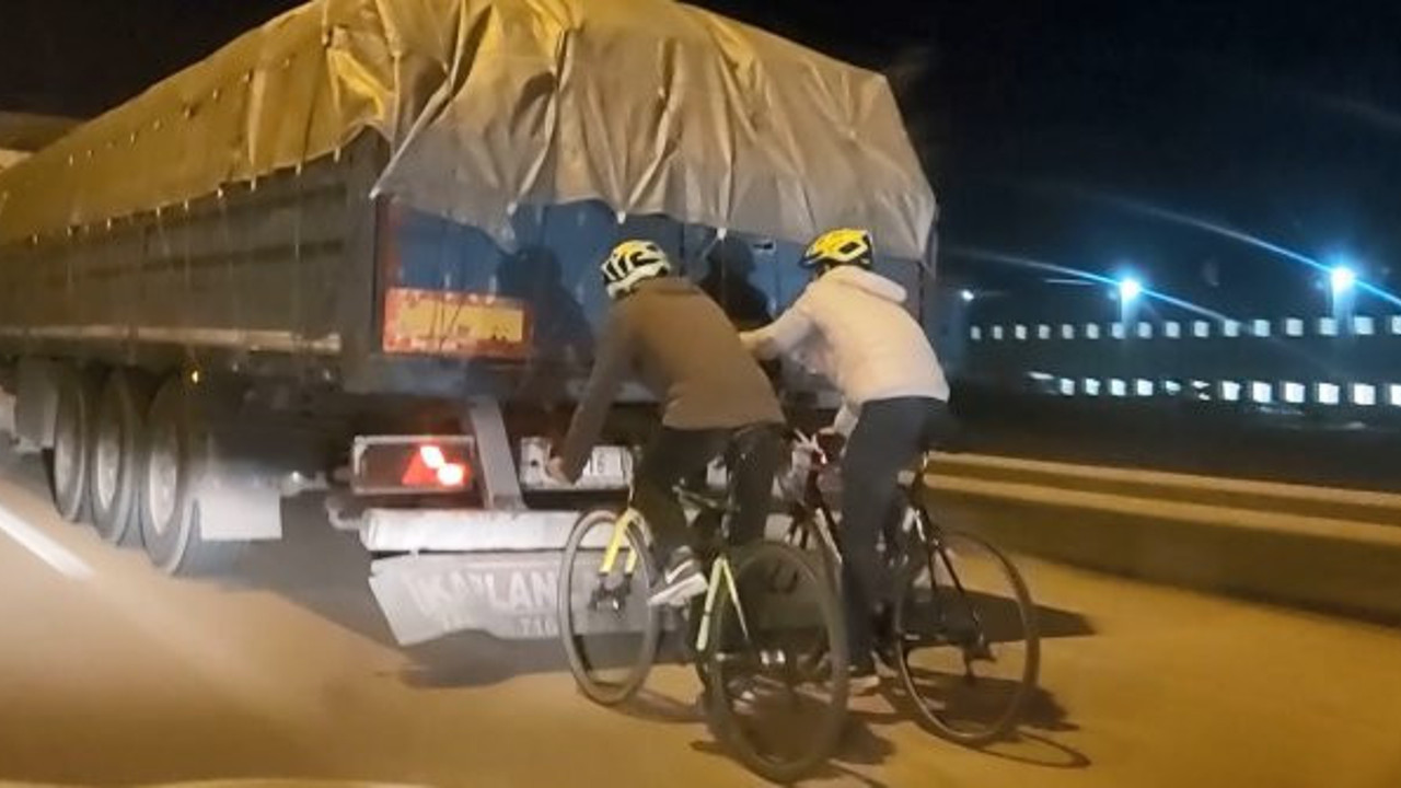 Bursa'da bisikletli gençlerin TIR dorsesinde tehlikeli yolculuğu. Süratleri baş döndürdü