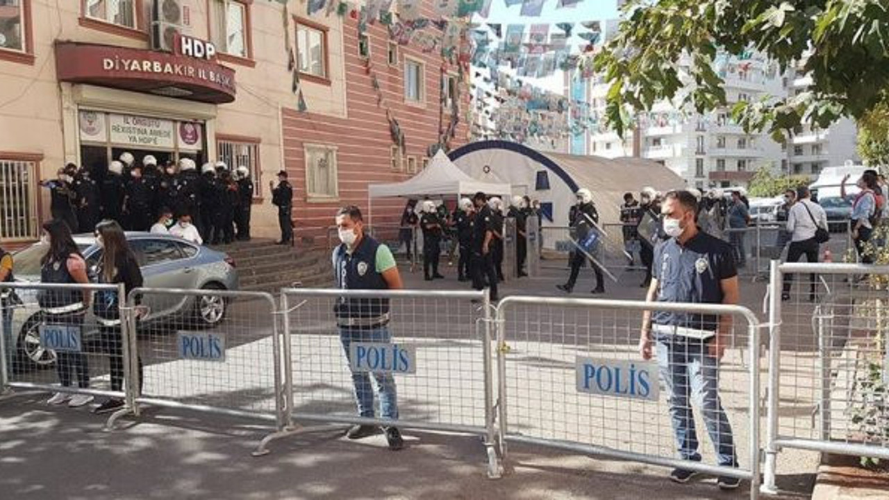 Diyarbakır'da HDP il ve ilçe binasında polis arama yaptı, gözaltılar var