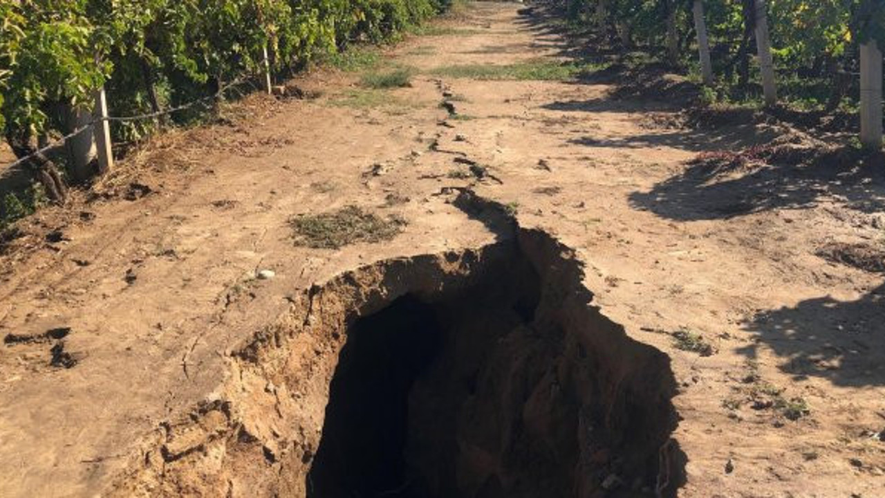 Manisa'da korku saçan yarıklar