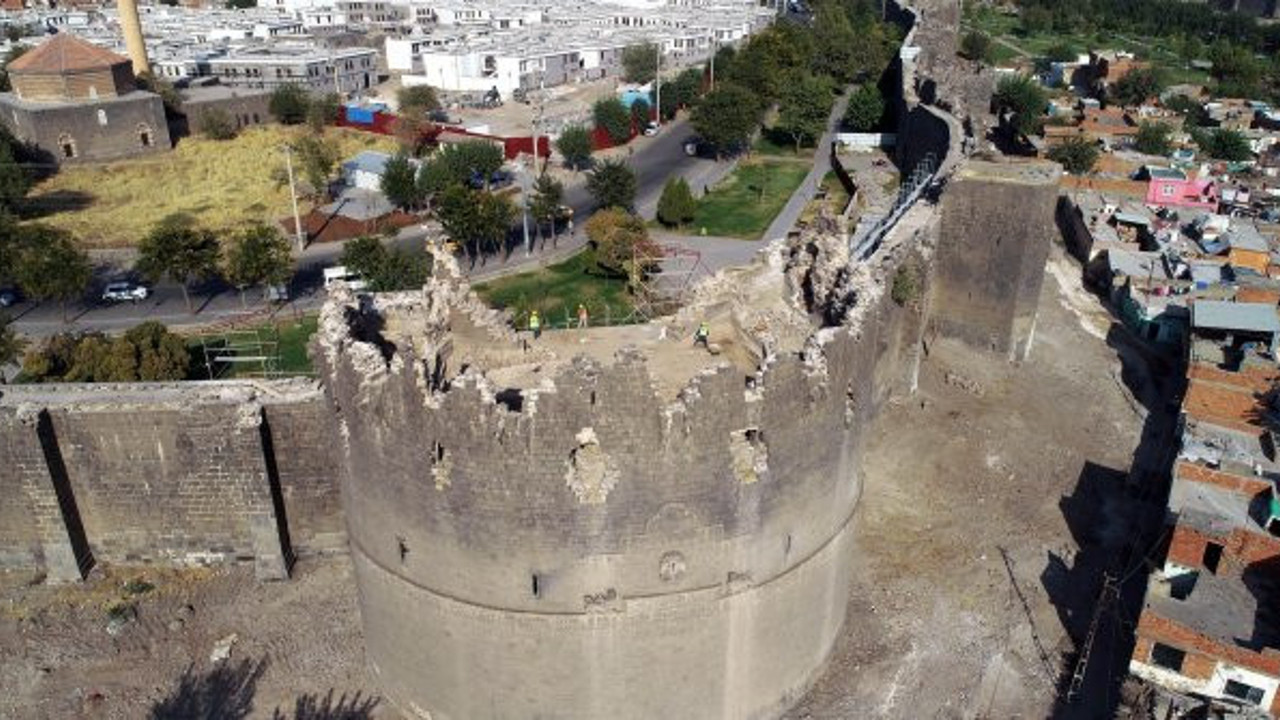 Diyarbakır’daki gecekondu yıkımda ortaya çıktı. Tarihi surlarda o değişimi görenler dönüp bir daha bakıyor