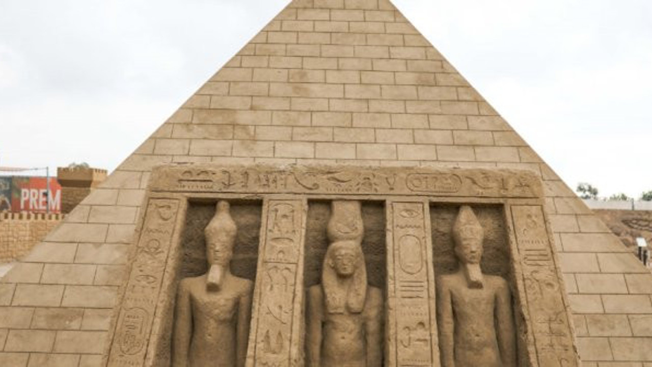 Antalya'da bin ton kum kullanılarak yapıldı. Guinness Rekorlar Kitabı'na aday. Turistler fotoğraf için kuyruğa giriyor