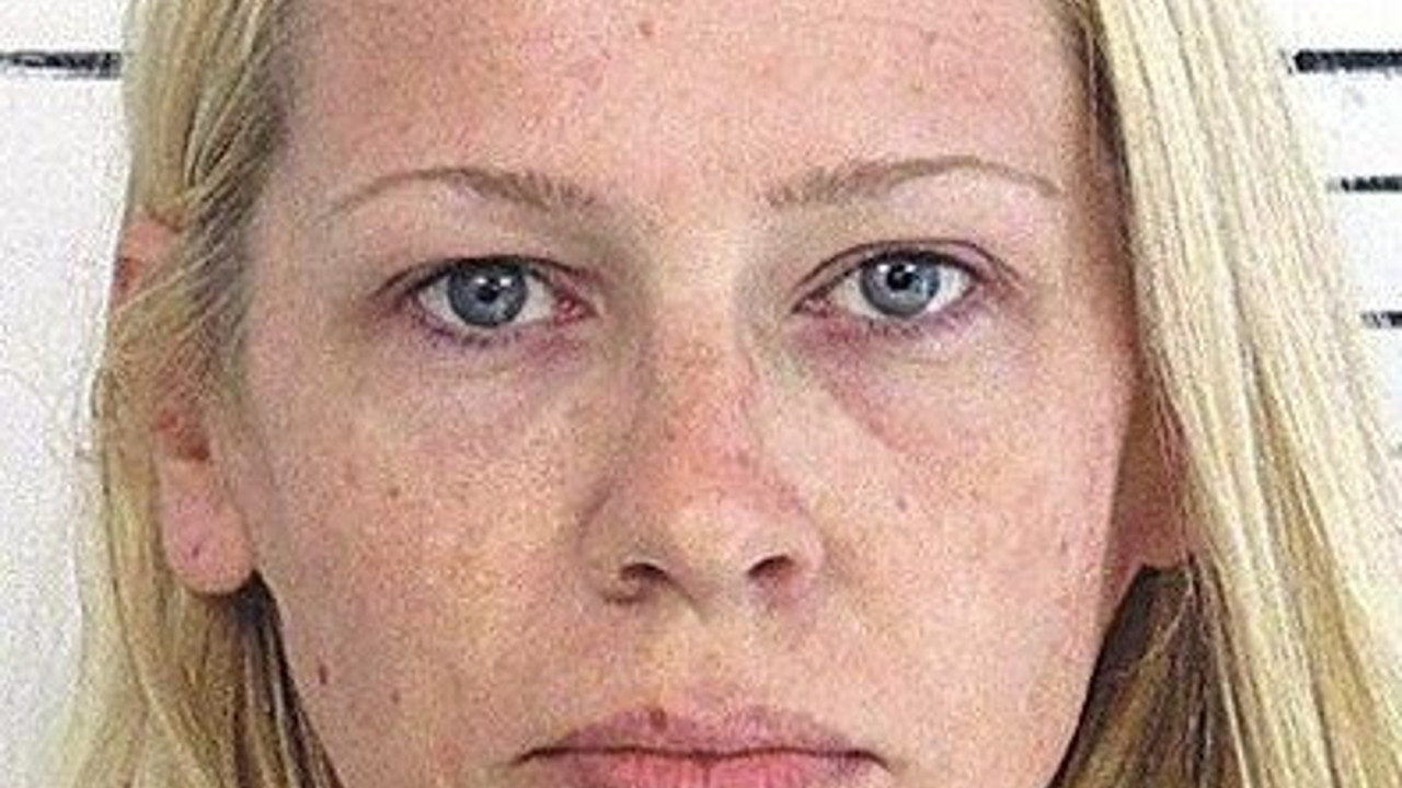 Çıplak fotoğraflarını öğrencilerine gönderen ve ilişki için yalvaran öğretmenin cezası belli oldu