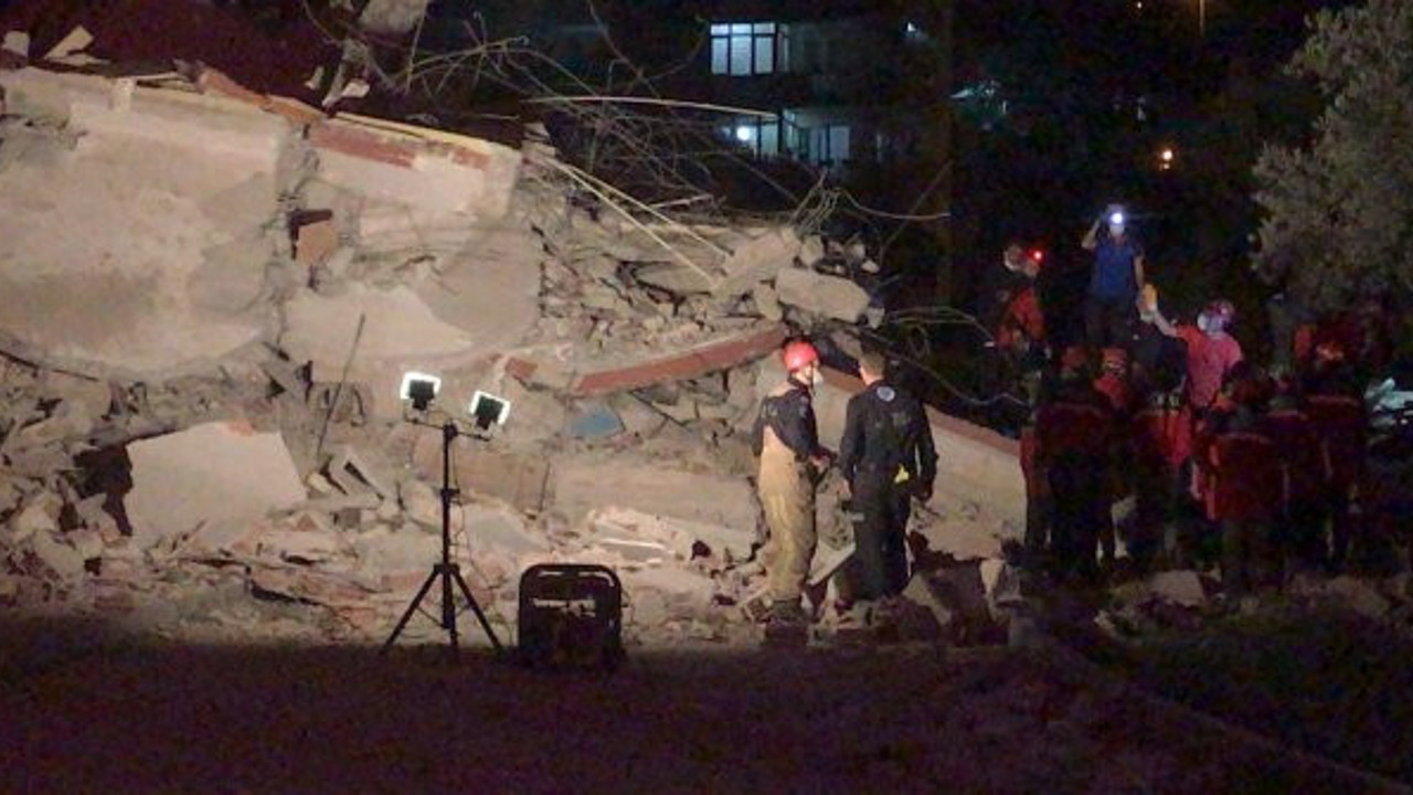 Toprak kayması, 9 katlı binayı yıktı geçti