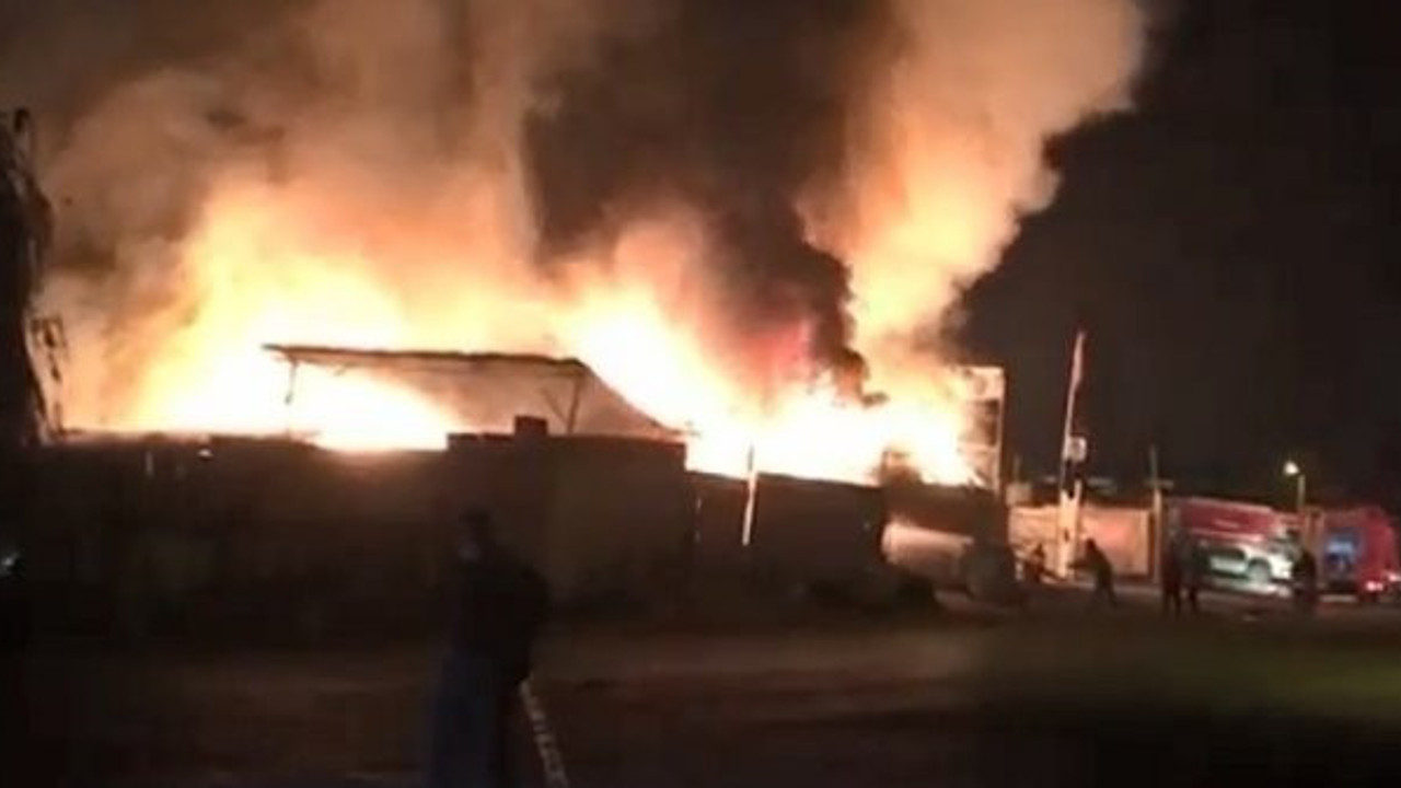 Hurda deposu yandı. Patlamalar çevredekileri korku dolu anlar yaşattı