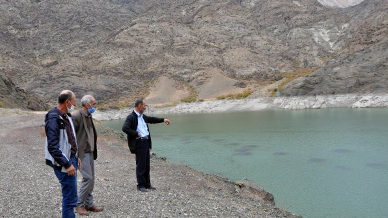 Erzurum'da binlercesi bir araya gelip kümeler oluşturdu. Halk panikle telefonlara sarıldı. Uzmanlar soluğu orada aldı