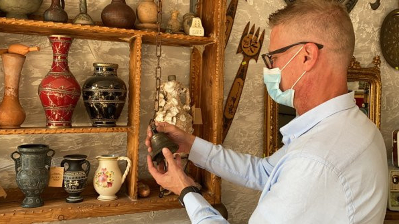 Bursa'da hurdacıdan aldığı çanı zımparaladı gözleri yerinden fırladı. Antikacı şaşkına döndü