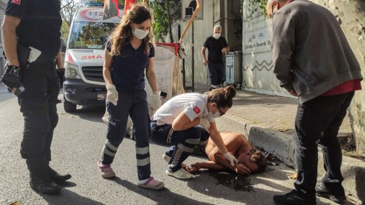 Beşiktaş'ta yolda bayılan kağıt toplayıcısı, kendisine yardım etmek isteyen sağlıkçılara saldırdı