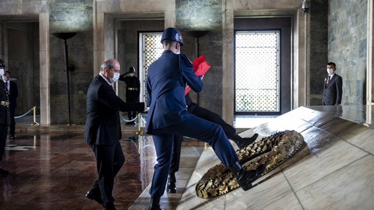 KKTC Cumhurbaşkanı Ersin Tatar Ata'nın huzurunda. Anıtkabir özel defterine dikkat çeken ifadeler yazdı