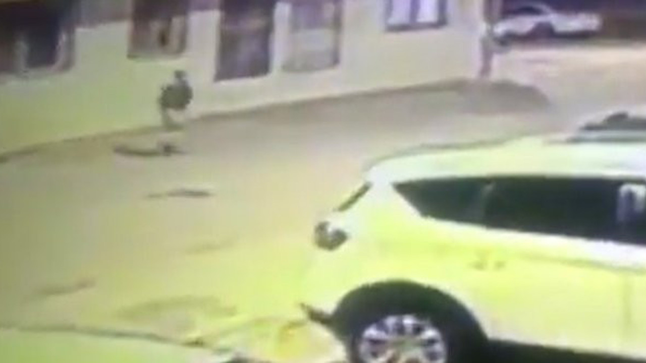 Hatay Valisi Rahmi Doğan açıkladı. Teröristler paramotorla sızmışlar. Teröristin elinde silahıyla İskenderun sokaklarındaki kaçışı güvenlik kameralarına yansıdı