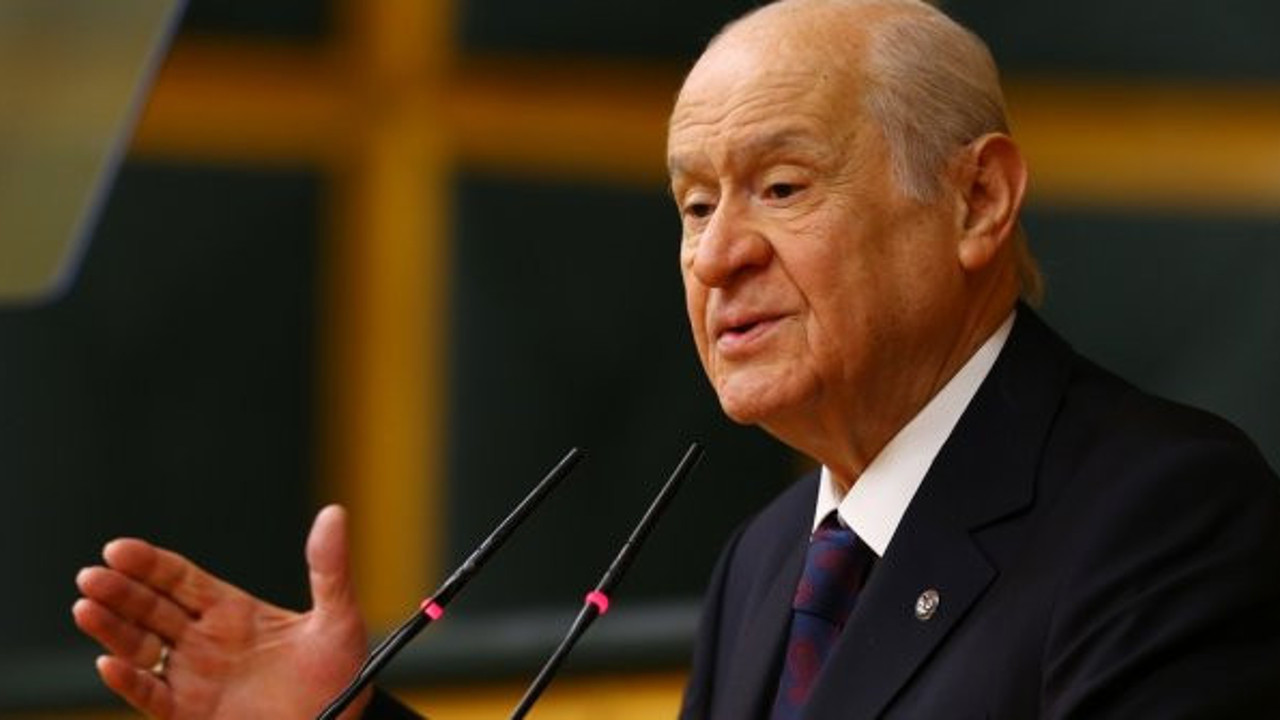 Devlet Bahçeli, durdu, düşündü, dili dönmedi sonra dayanamayıp güldü. İşte o anlar