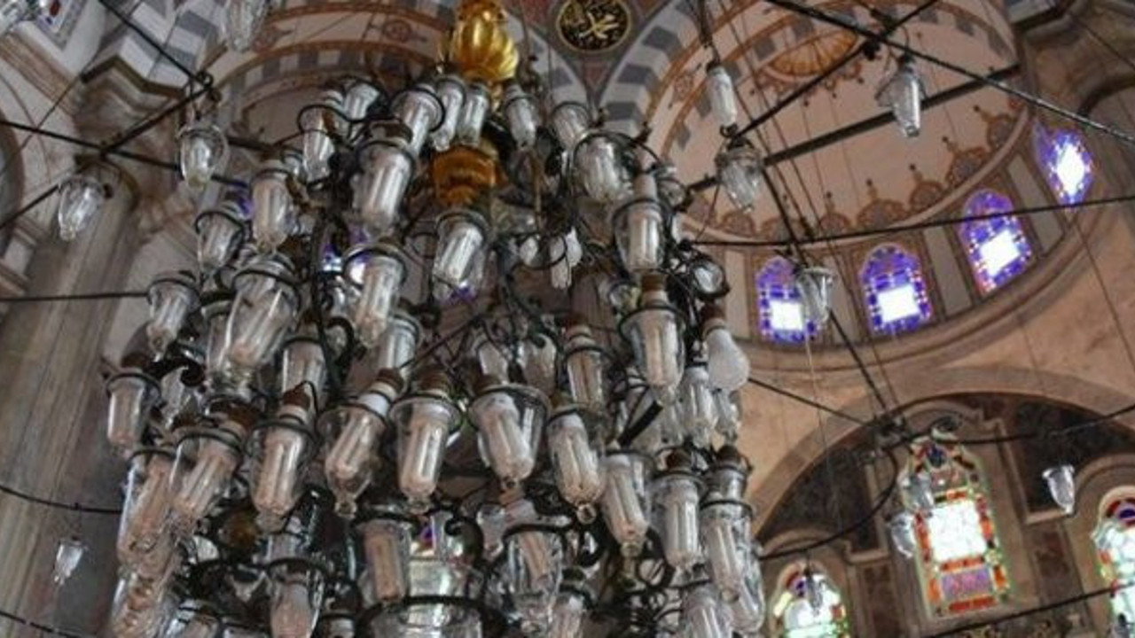 İlber Ortaylı isyan etmişti. Yeniçağ haber yaptı tarihi camideki bu görüntü için son karar çıktı