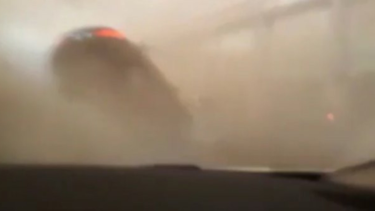 Hortumun uçurduğu otomobilin içinde dehşeti yaşadı. Hatay'da korku dolu anlar. Saniye saniye görüntülendi