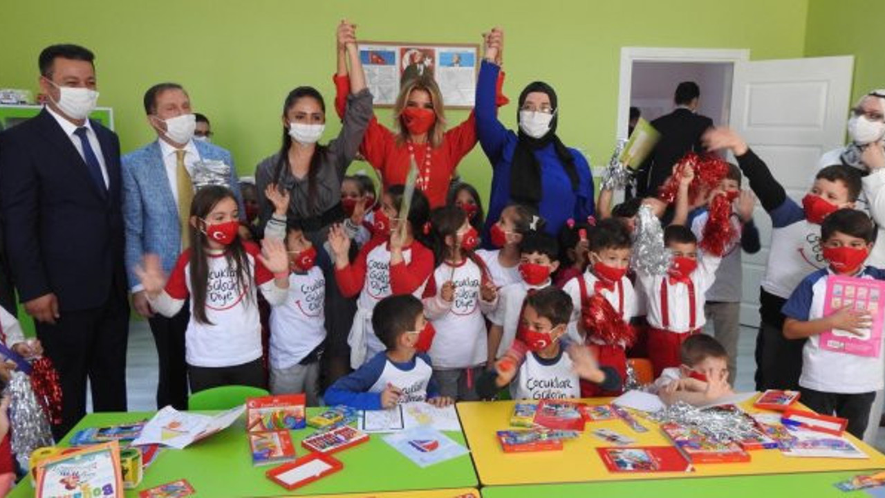 Okul hedefini açıkladı alkış yağmuruna tutuldu. Gülben Ergen kırmızı maskesiyle dikkat çekti