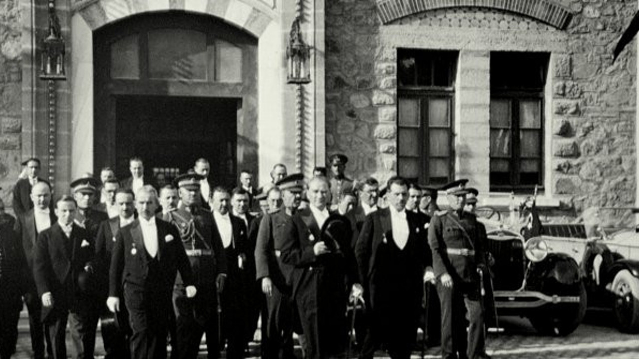 Meclis önünde Atatürk’ün fotoğrafçısının çektiği bu fotoğraf neden iki kere çekildi biliyor musunuz, Öğrenince Ata’nın büyüklüğüne yine şapka çıkaracaksınız