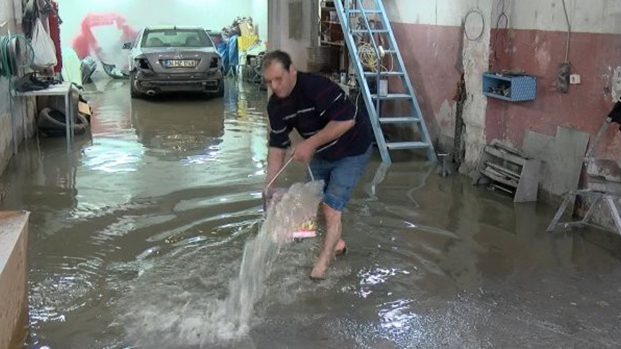 Büyükçekmece sanayi sitesini su bastı. Zor anlar yaşayan işyeri sahipleri kovalarla su tahliyesi yaptı
