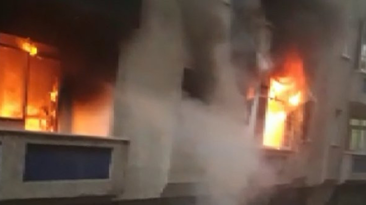 Bağcılar’da korku dolu anlar. Ailesinden para alamayınca evini ateşe verdi