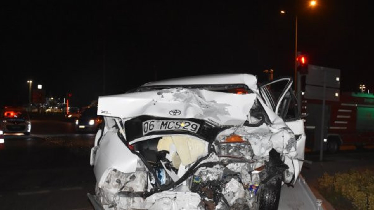 İzmir'de otomobillerin çarpıştığı araçta 5 kişi yaralandı