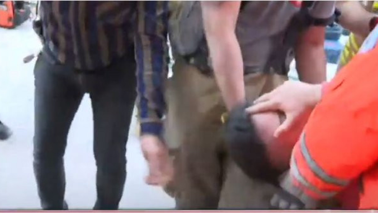 15 yaşındaki Umut enkazdan çıkarıldı