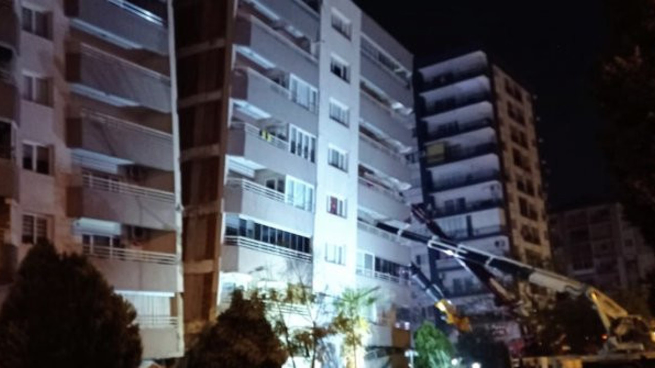 İzmir'de Kızılay'ı çökertecek binayı vinçler tutuyor. İzmir Büyükşehir Belediye Başkanı Tunç Soyer paylaştı