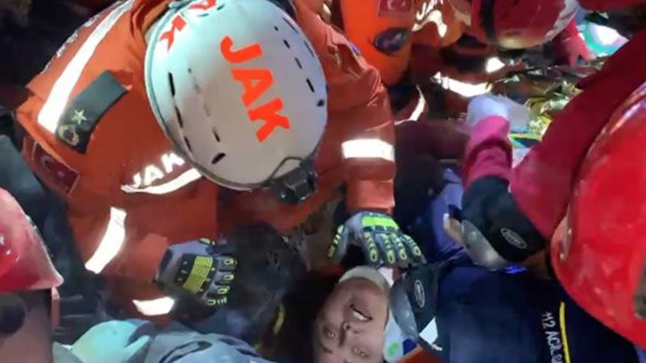 Buse'nin 9,5 saat süren mücadelesi. İzmir depreminde Buse Hasyılmaz'ın enkazdan kurtarılma anları saniye saniye böyle görüntülendi