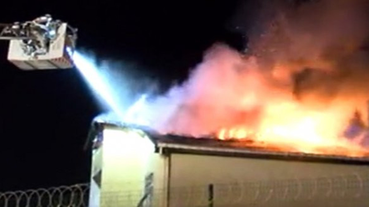 Sultanbeyli'de yangın. Çatı katı alev alev yandı