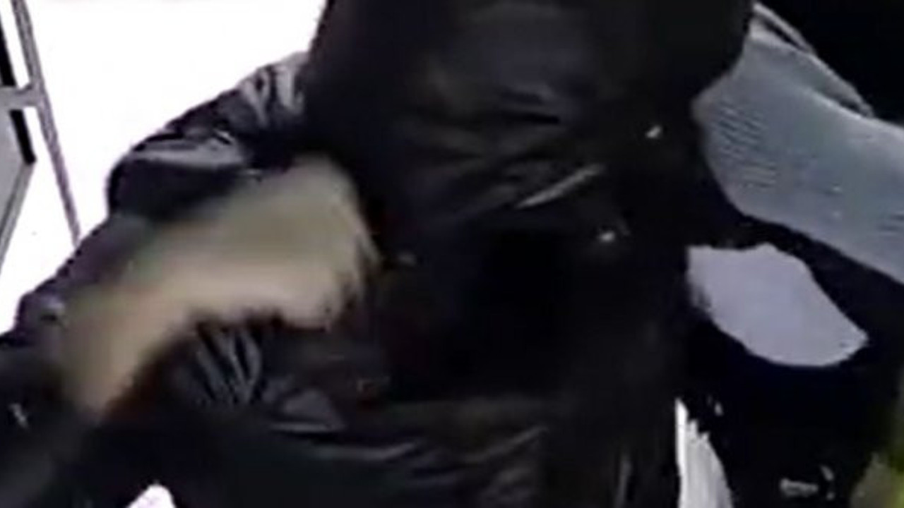 Rusya'da otobüsün içinde yumruklar konuştu. Yolcular şok üstüne şok yaşadı