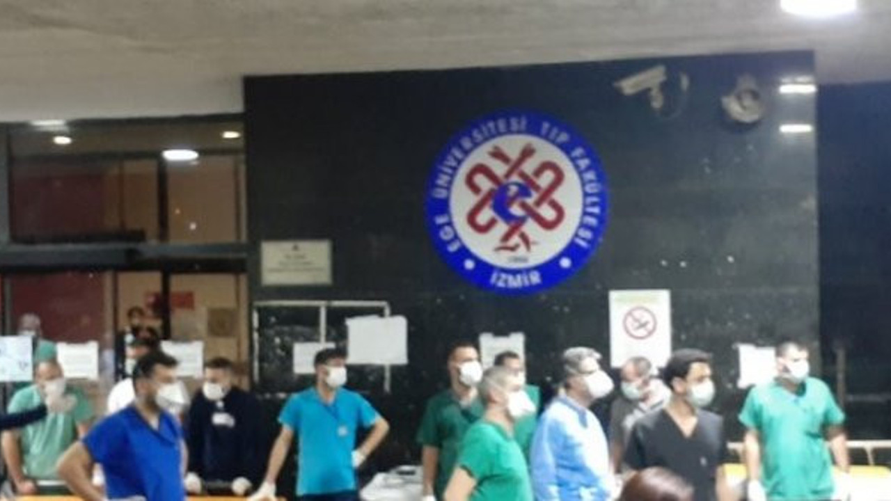 Bu adamlar kimi bekliyor biliyor musunuz, İzmir depremi sonrası tarihi fotoğraf, bu sağlıkçıların hakkı ödenmez!