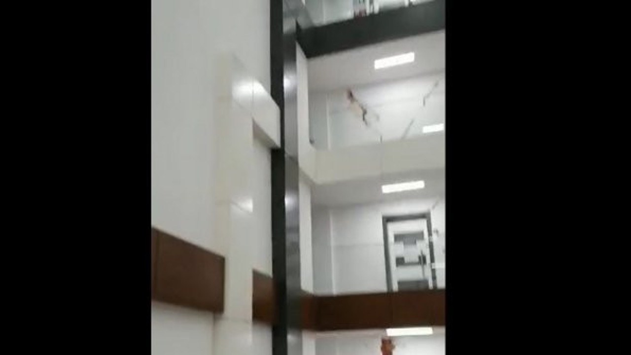 Depreme dayanıklı denilerek satılan rezidansların haline bakın. Kadıncağız bu görüntüleri ağlayarak çekti