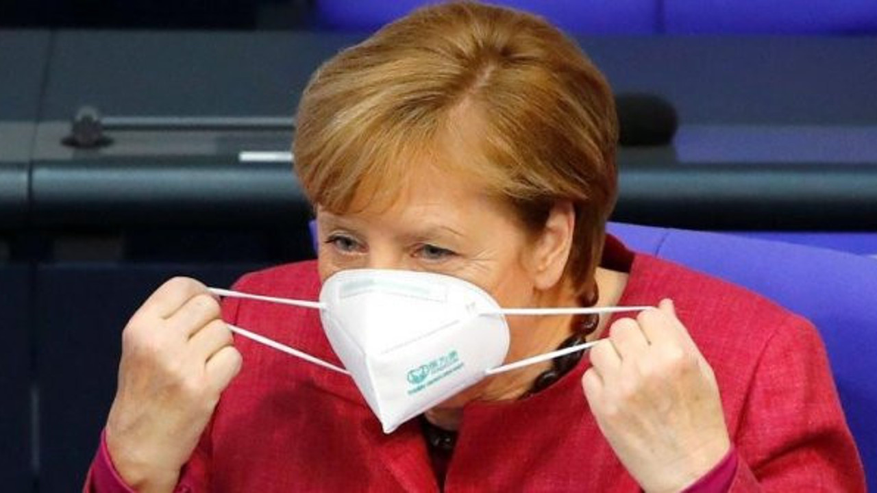 Merkel'in korona virüs maskesi sahte çıktı
