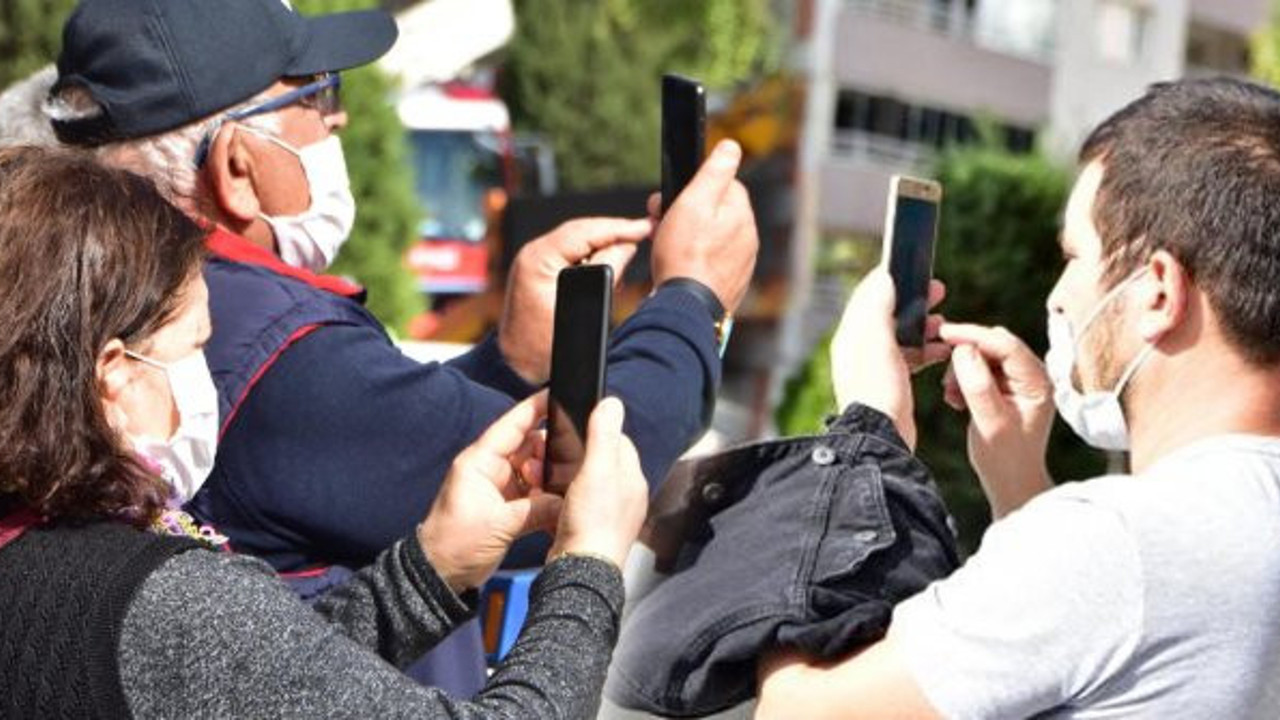 İzmir'de enkaz çevresinde tepki çeken görüntü. Polis sık sık uyardı onlar vazgeçmedi