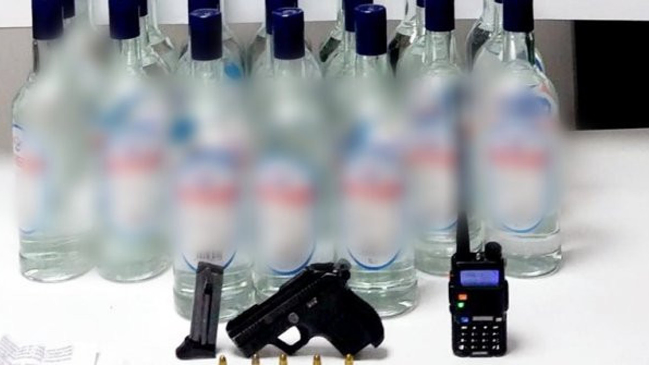 Dur ihtarına uymadan arabadan çıkanlar polisi şok etti