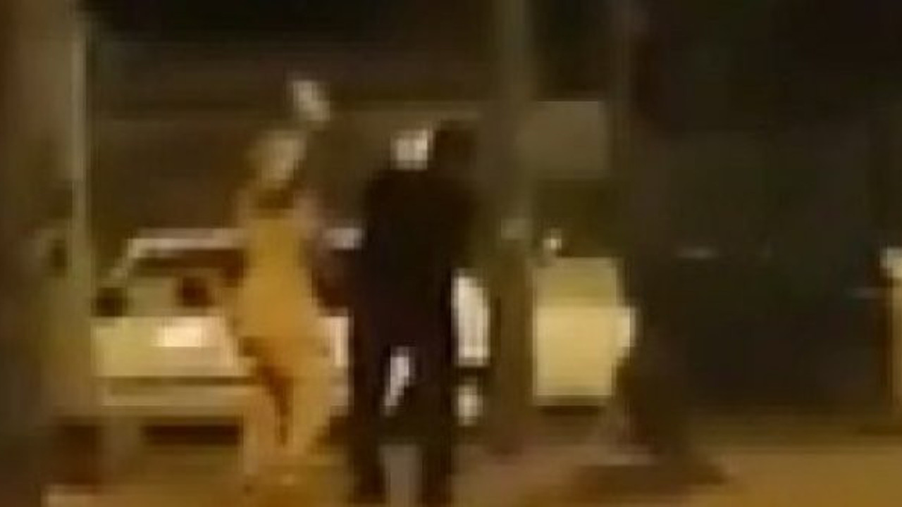 Genç kadın, tartıştığı adamı çantası ile dövdü