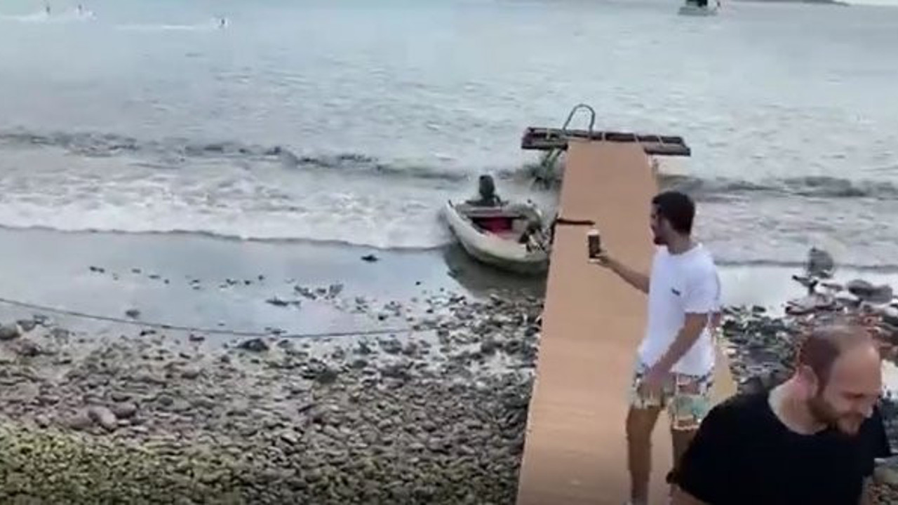 Sular kabararak geri geldiğinde bakın ne oldu. Tsunamiyi çekmek için cep telefonuyla kumsala indiler. Bilin bakalım bunu kim yapar