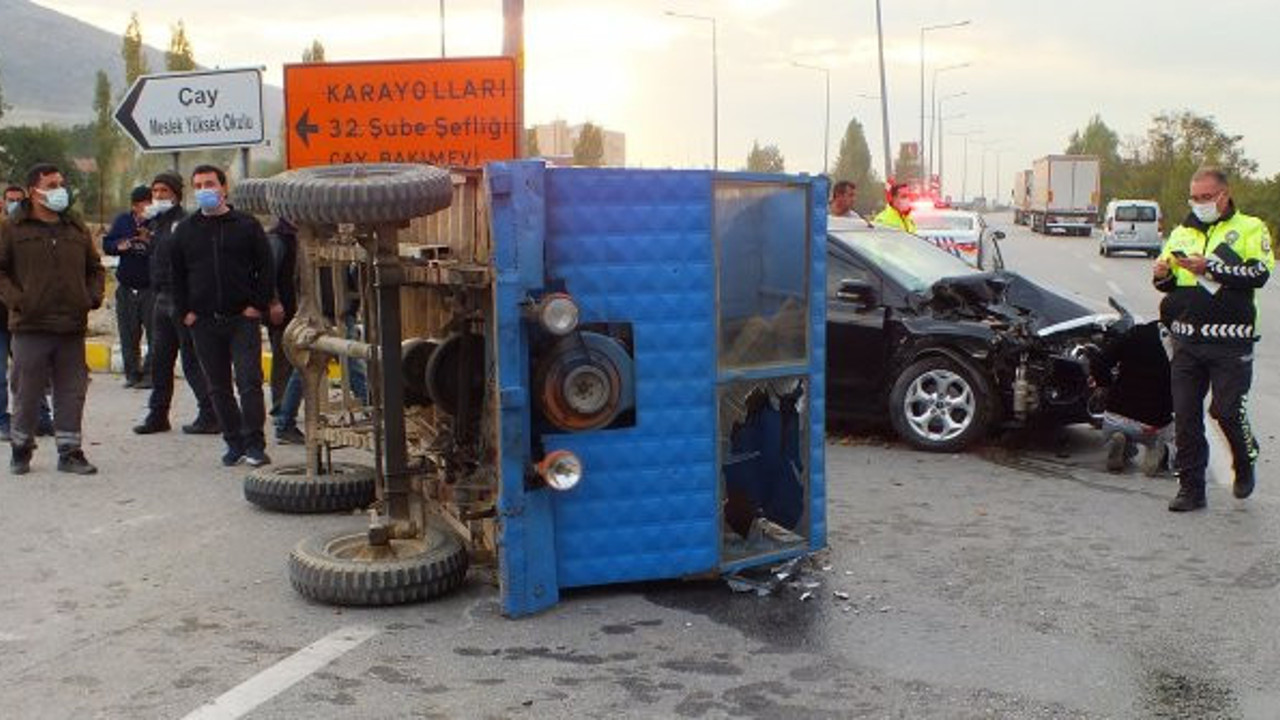 Afyon'da otomobille tarım aracı çarpıştı. 2'si ağır, 7 yaralı