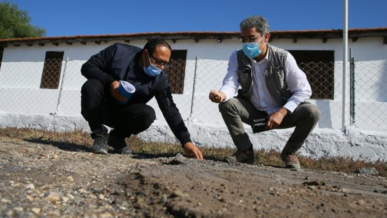 İzmir'den korkutan haber geldi. Depremin ardından toprağın altından fışkırdı. Ünlü profesör uzun süre inceledi