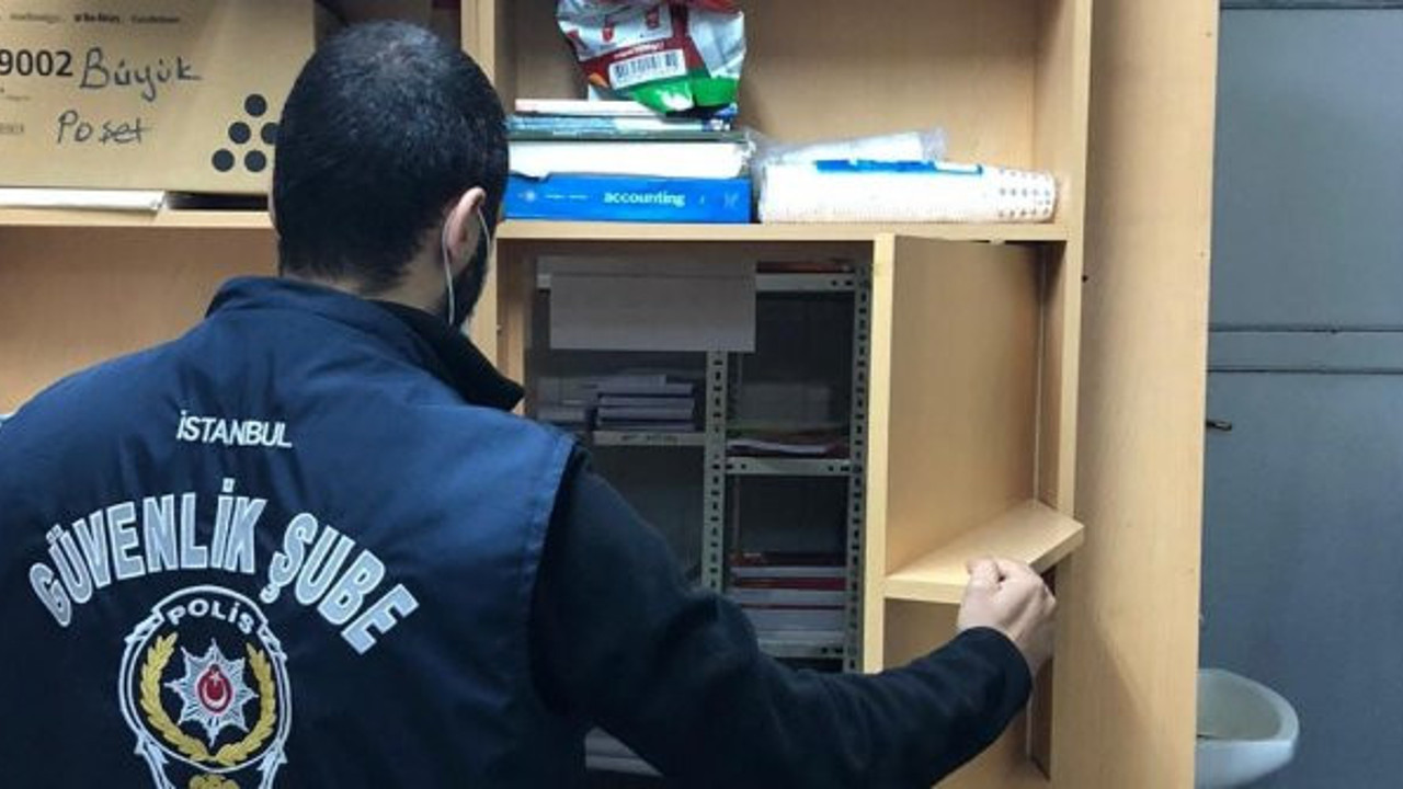 Polis korsan kitapları gizli bölümde buldu