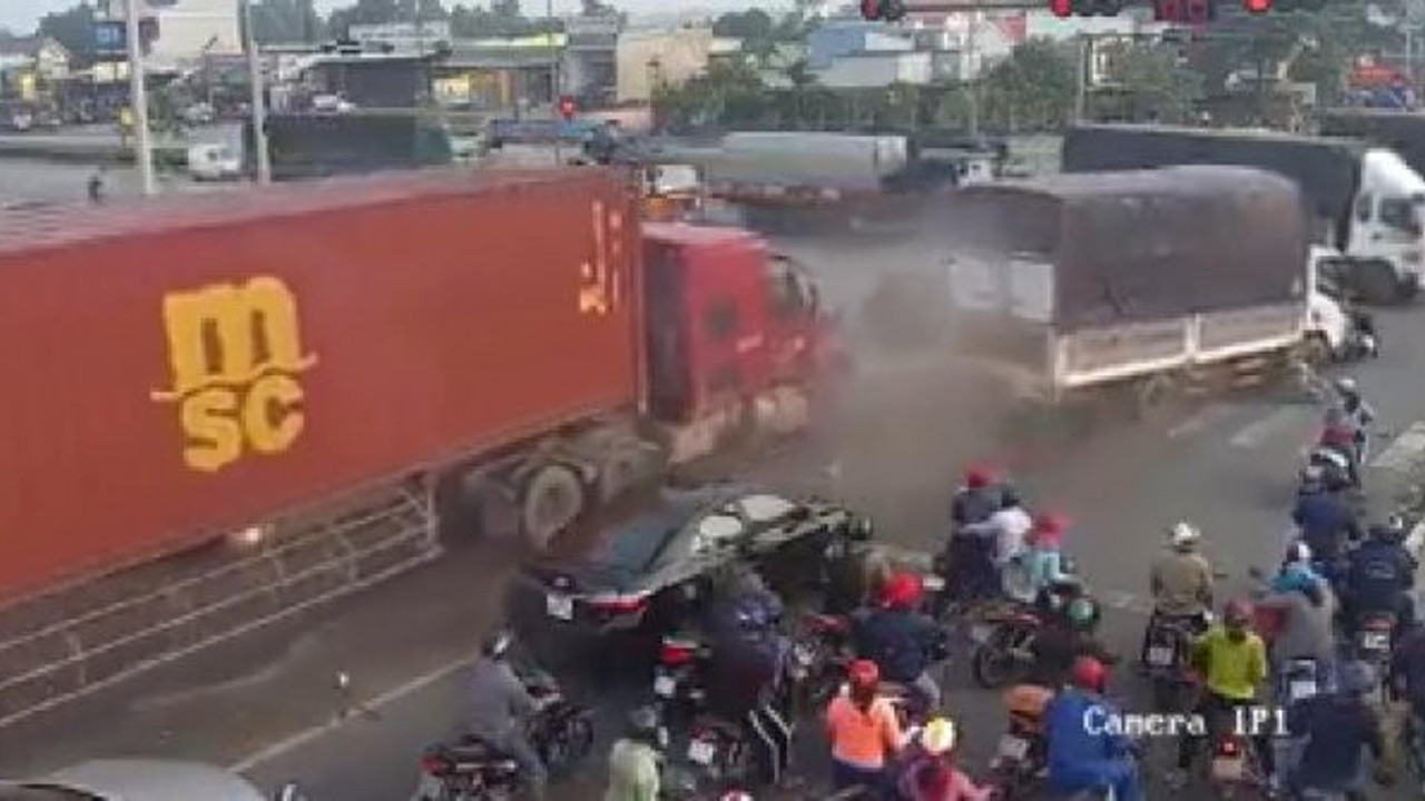 Kontrolünü kaybeden TIR sürücüsü araçların arasına daldı